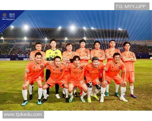 足球明星们在绿茵场上绽放的幸福瞬间与感人故事分享